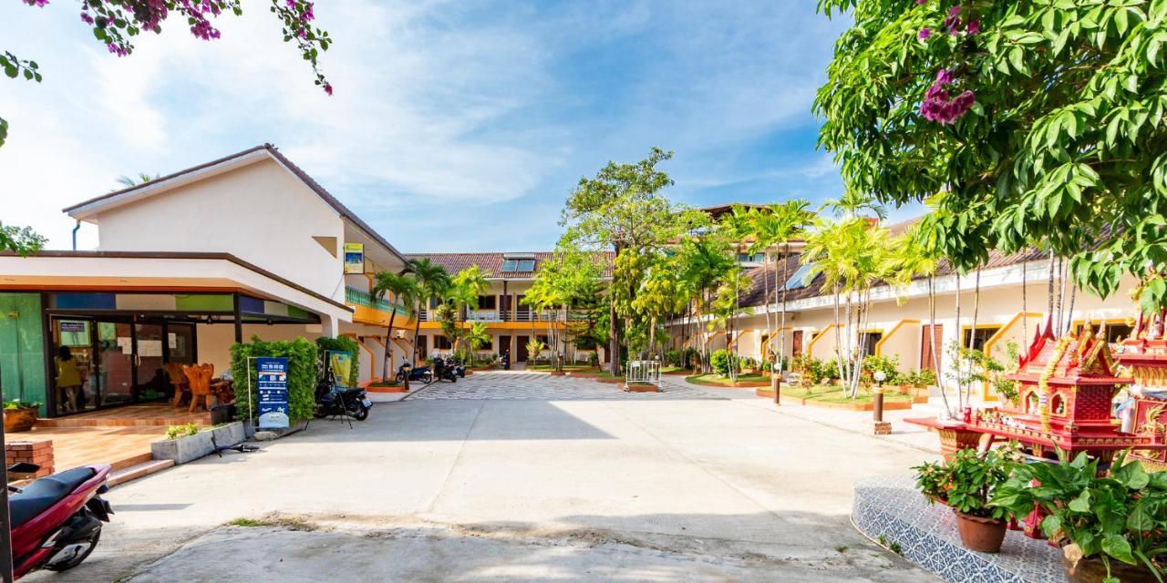 Coconut Resort Hotel Patong Exteriör bild
