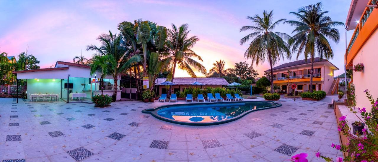 Coconut Resort Hotel Patong Exteriör bild