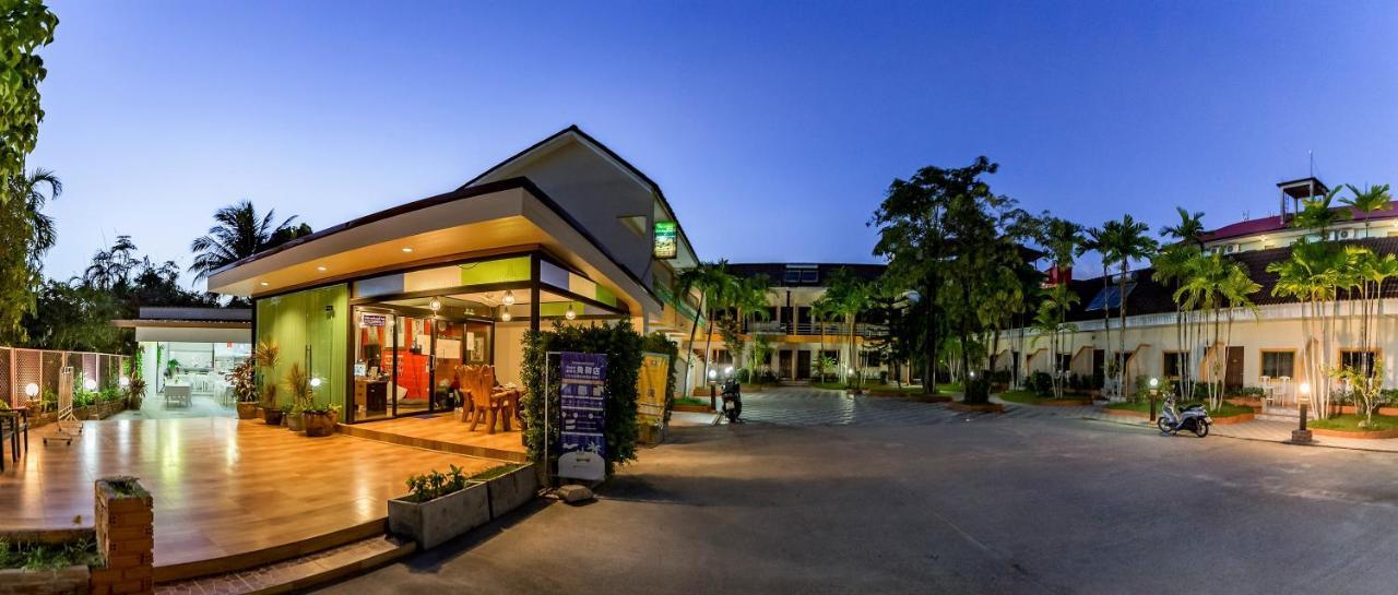 Coconut Resort Hotel Patong Exteriör bild
